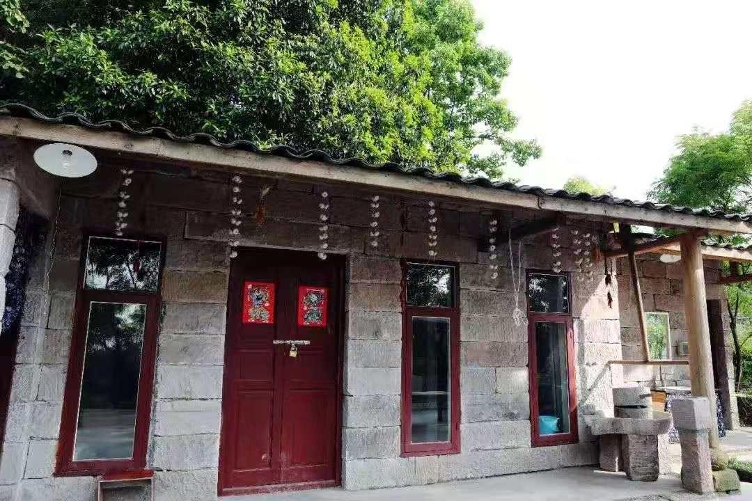 乡建公园留存有几栋老宅,原住民祖辈居住的川东特色建筑穿斗式农舍和