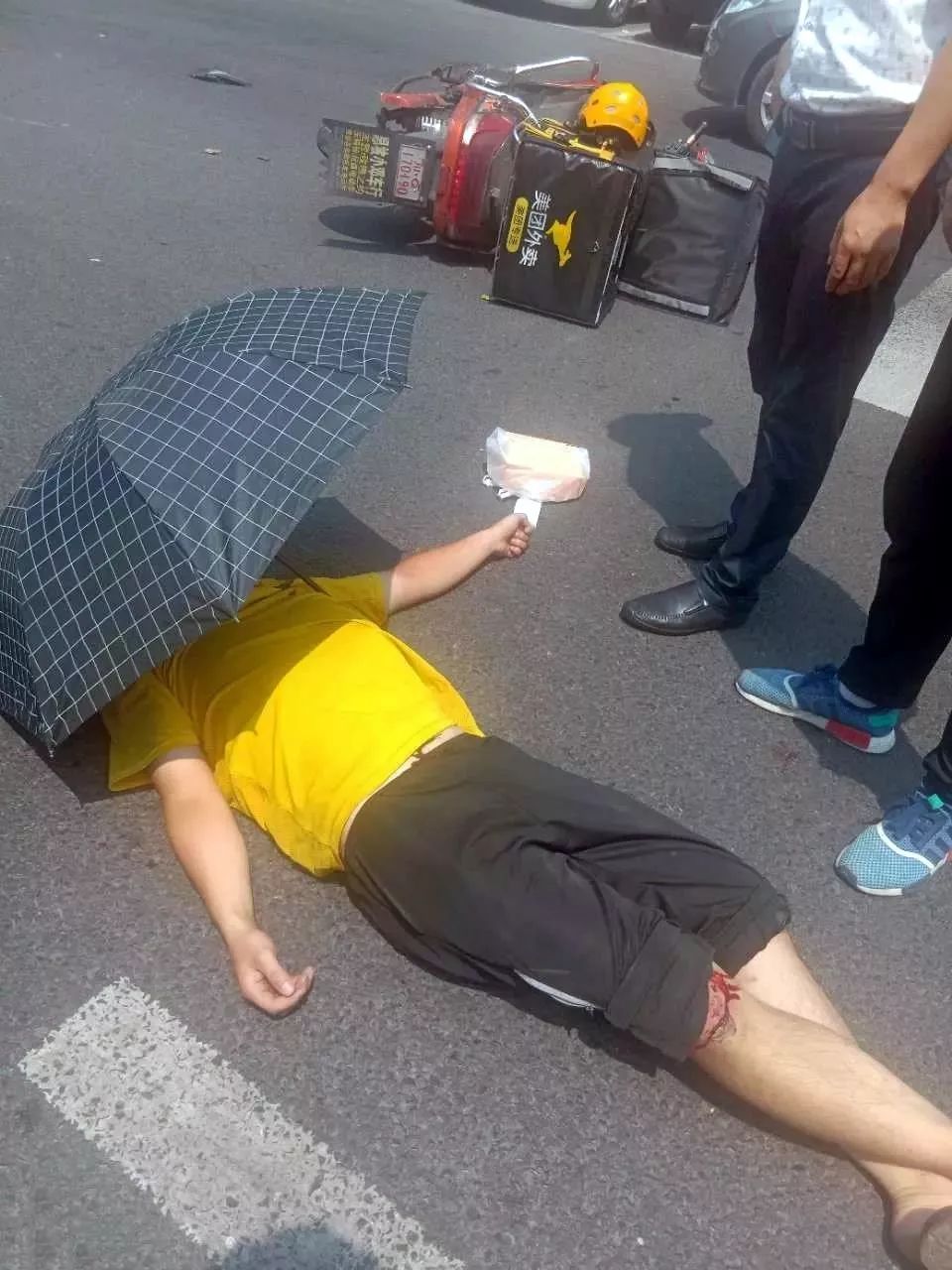 宜宾南岸中山生态园门口一外卖小哥被撞飞,现场惨不忍睹!