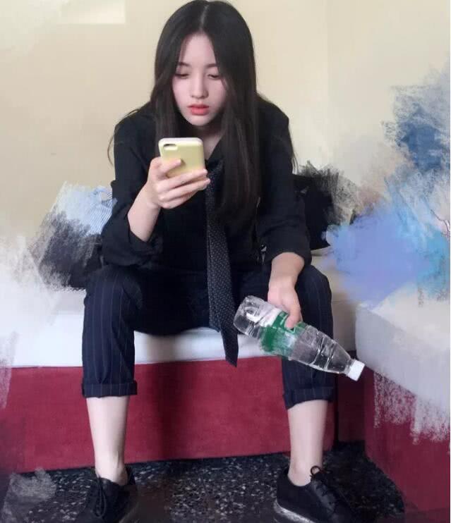 有一种坐姿叫鞠婧祎,比男人还爷们,网友:鞠哥一起出来