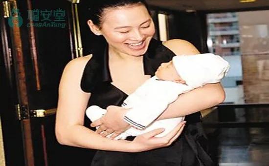                     新手妈妈：抱宝宝的四大注意事项
