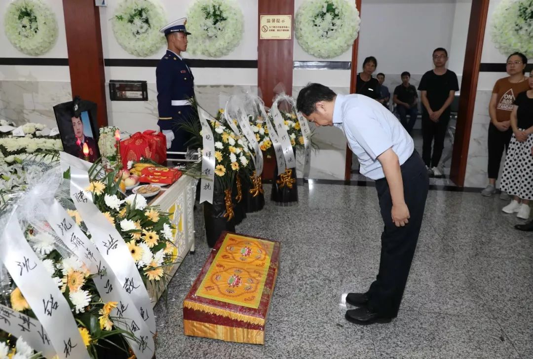 马晓晖梁云红陈浩等吊唁吕挺烈士并慰问其亲属和队友