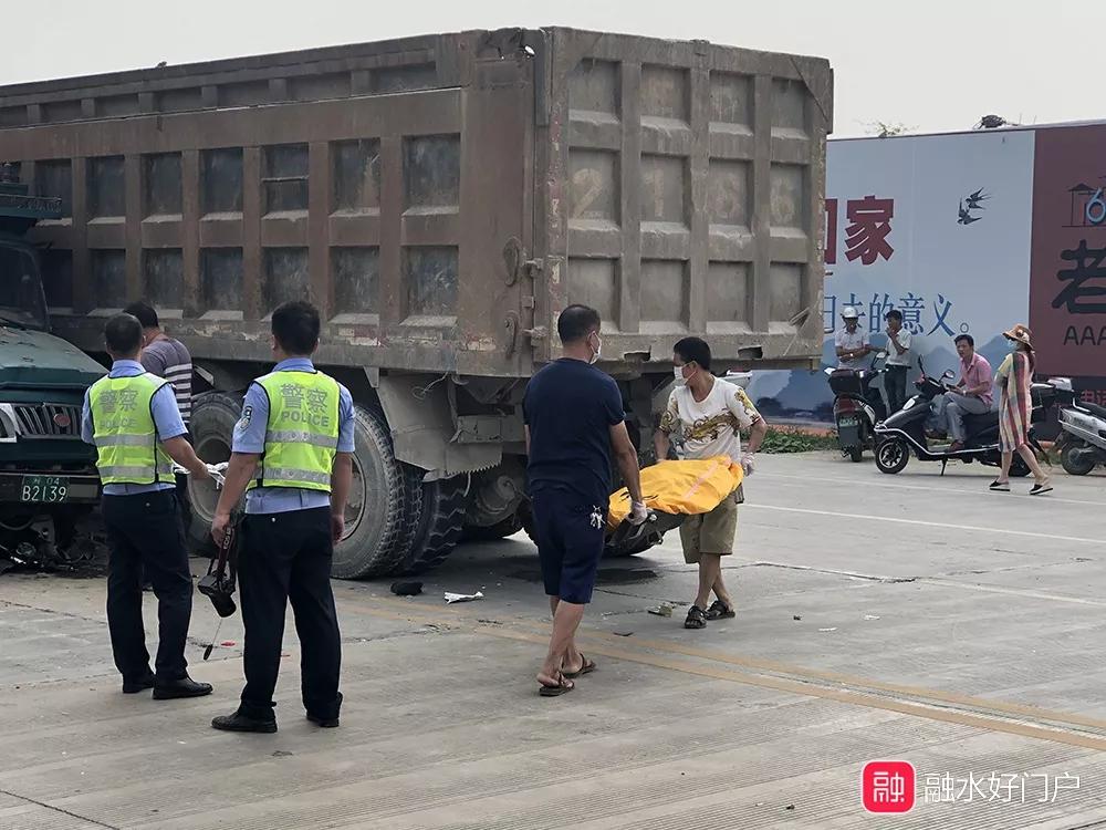 同样的事故还发生在近日山东潍坊某地,也是一名女子被大货"吞没",结果