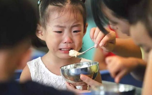                     这种“坑娃式”喂饭方式，很多父母都在做，快停手，娃长大会怪你