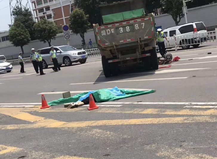 惨烈车祸!厦门湖里大道一女子当场死亡!又又又又是大型车和电动车!