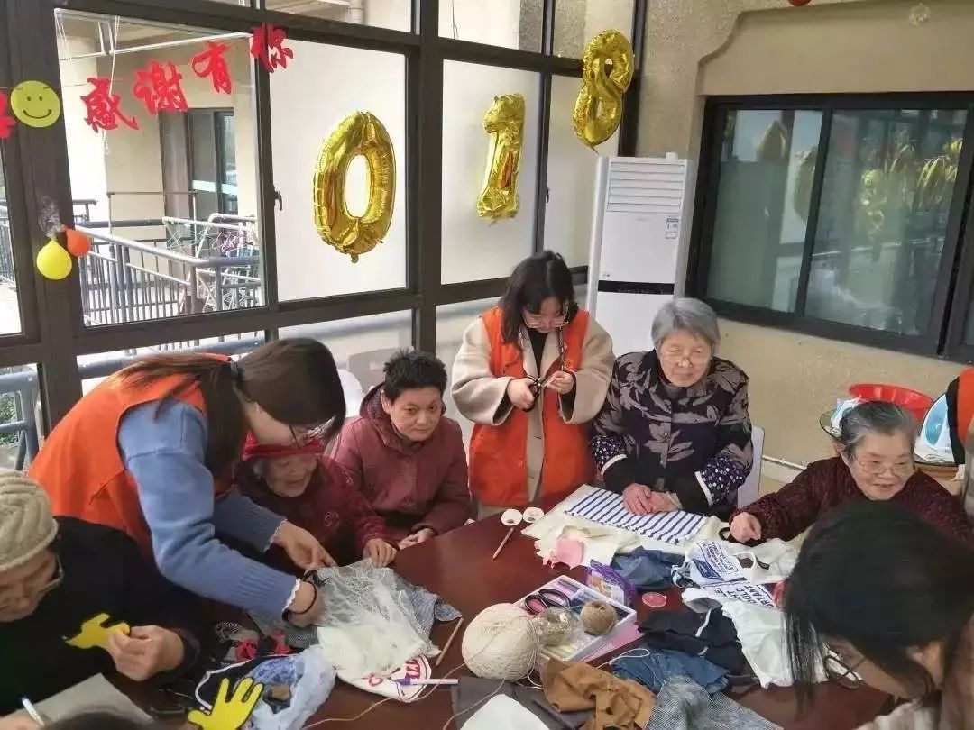 手工艺坊活动旨在带领有手工活动及志愿服务意愿的同学参与到青协的特色