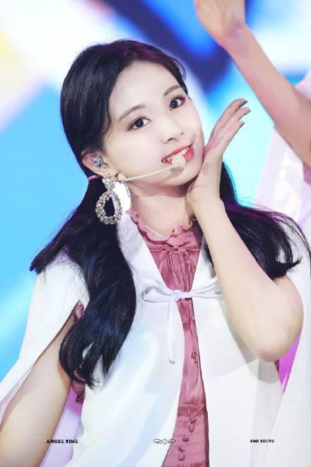 作为twice的门面周子瑜一向以漂亮出名,随便扎的双马尾都超级好看!