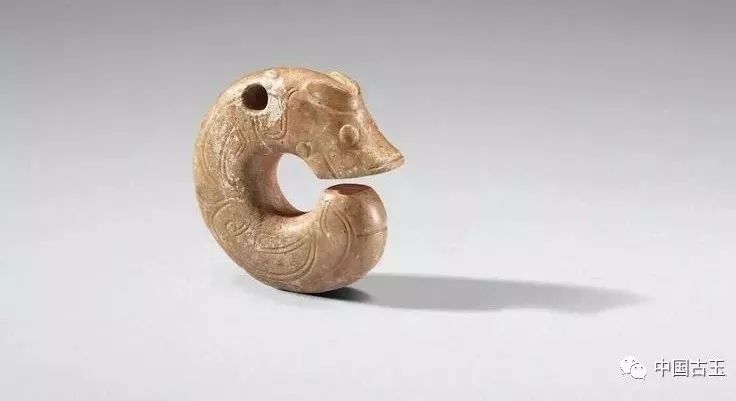 受到了古玉收藏家和爱好者的极度关注,其中新石器时代良渚文化神人兽
