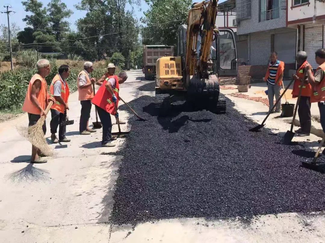 战高温 斗酷暑 公路养护工人忙摊铺120℃沥青路面_施工