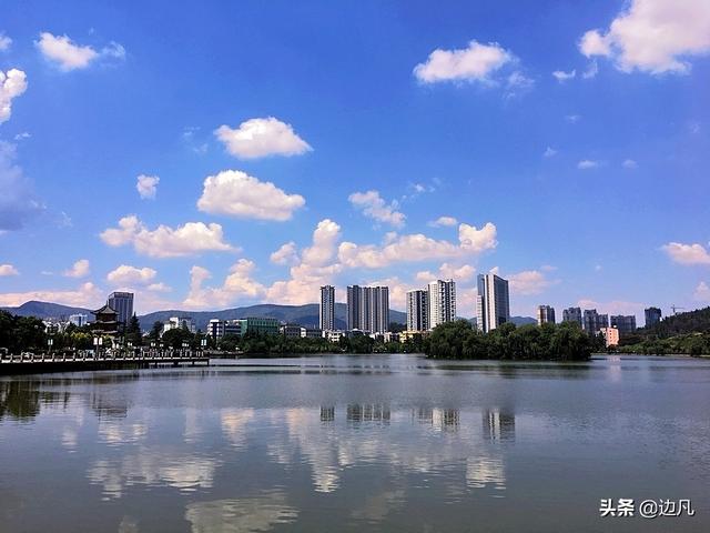 公园地处安宁市闹市区,走进东湖公园,除了鸟语花香,人声鼎沸,生态优美