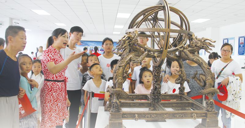 古代天文仪器模型展在南阳市科技馆广场开展_简仪