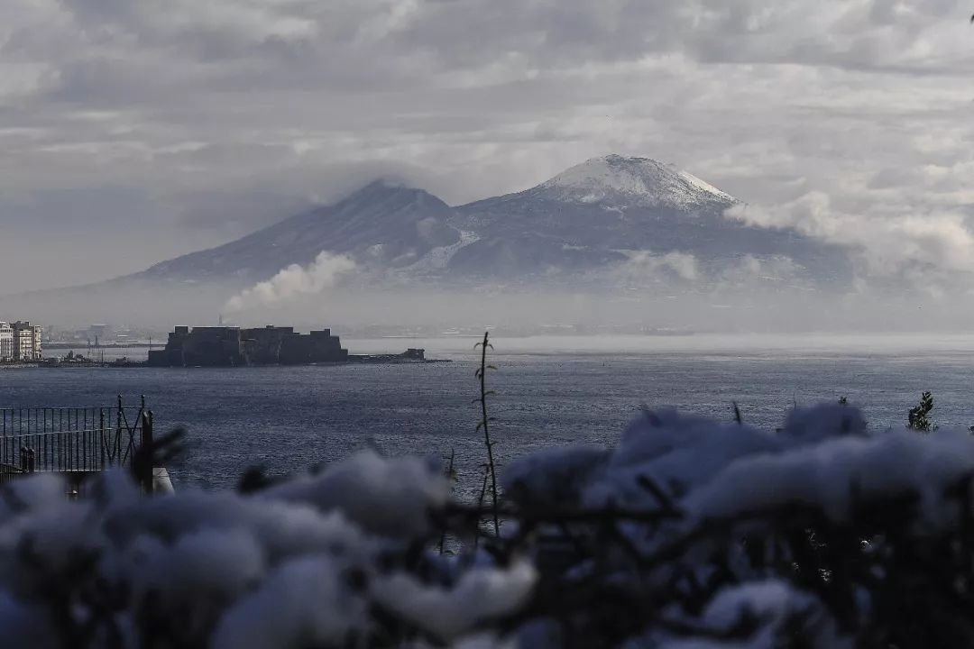 喷发来源于埋没了庞贝古城的维苏威火山,会形成可达平流层的火山灰云