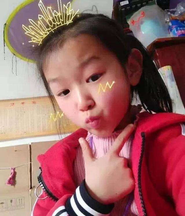 女,9岁,就读于湖北省建始县民族小学三年级,她是文静又懂事的小女孩
