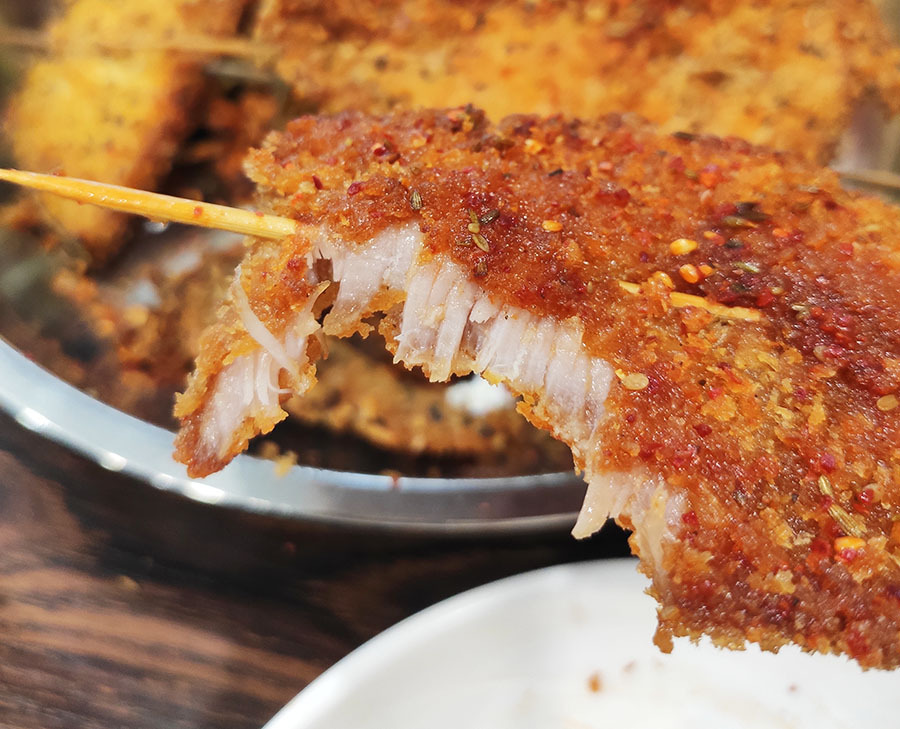 手工制作纯肉炸串的标志是:面包糠上得有黑芝麻!