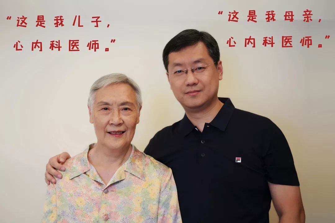 佘飞医师&母亲妇产科医师吕涛,标准医三代,且是妥妥的妇产科医三代.