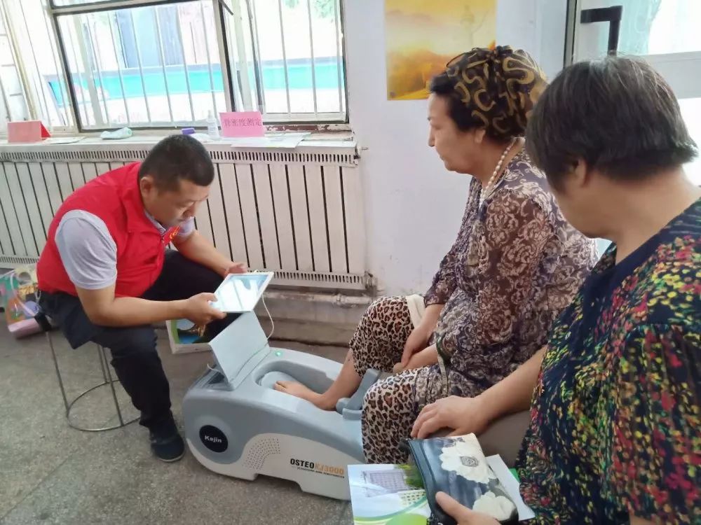 义诊现场,经验丰富的医务人员,认真为群众测量血压,测定血色素,耐心