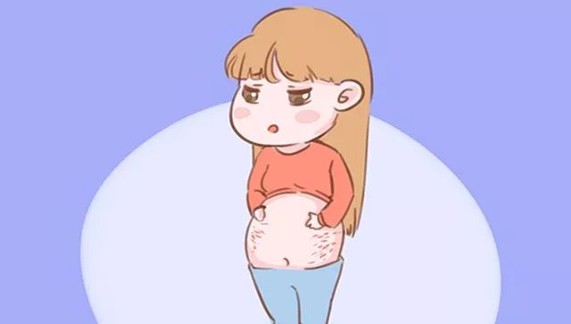 不容易出现妊娠纹,而且肚脐基本上呈现凹陷状态,产后腹部恢复的也更快