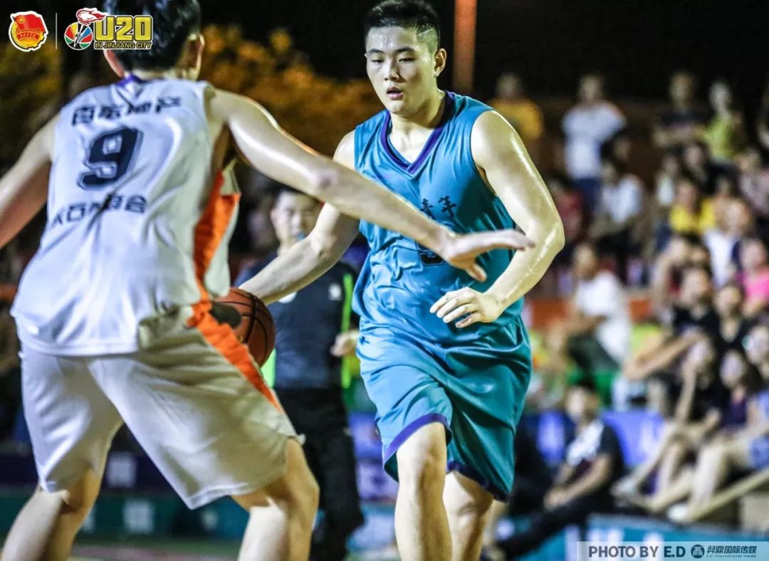 首节比赛一开始,东石镇28#蔡铭楠篮下接5#杨佳彬秒传得手,为比赛首开