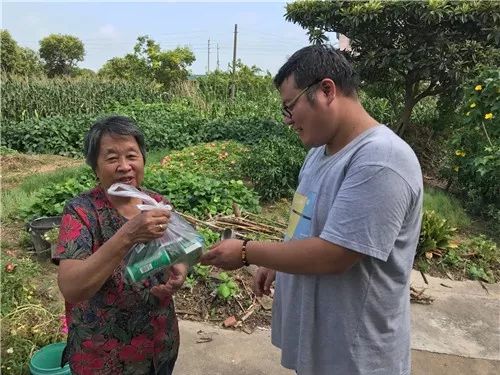 搭台子的人 42df2968be55457293f88f35fa2d1191.jpeg