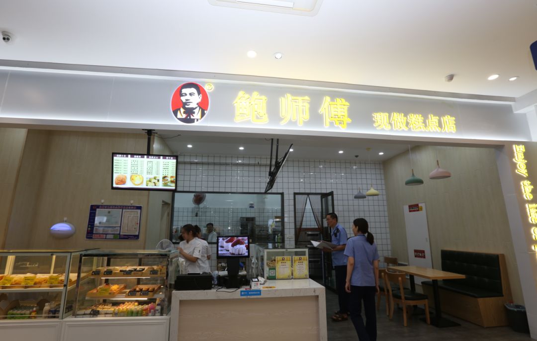 永康南龙大润发华联的商场餐饮店后厨曝光其中一家发现了过期食品一家