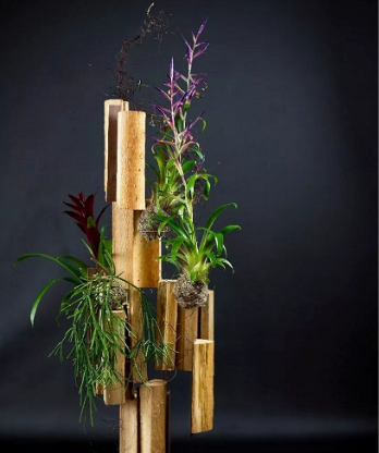 竹子也经常出现在花艺中,尤其是日式花道和中式插花,竹筒花便是把竹子