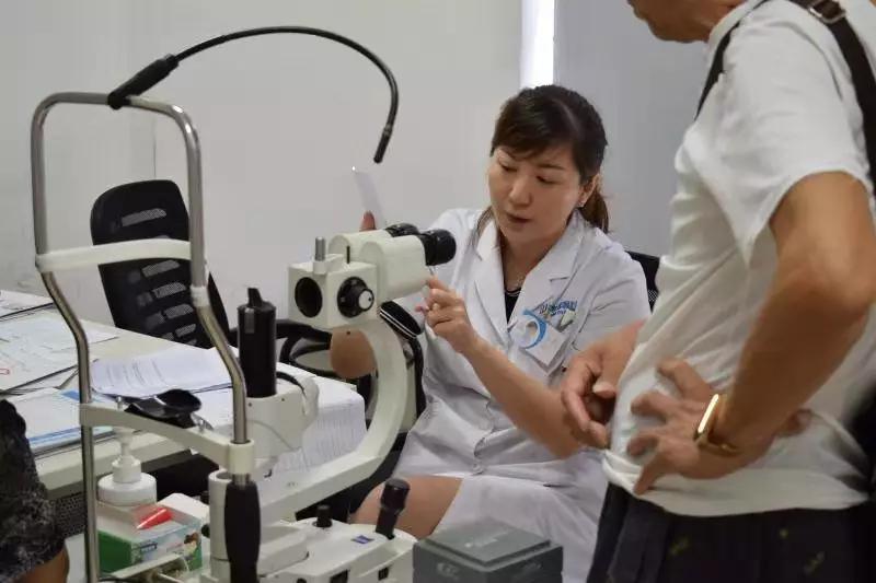 位于北京路上的普瑞眼科医院内,刘娜医生在忙完一台手术后,在她诊室内