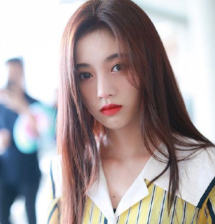 鞠婧祎颜值有多高?镜头都快怼到她脸上了,五官