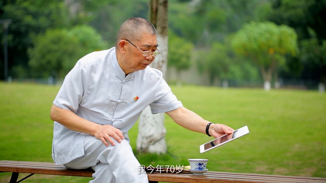 短片里, 70岁与祖国同龄的老人,望着老照片回忆峥嵘岁月