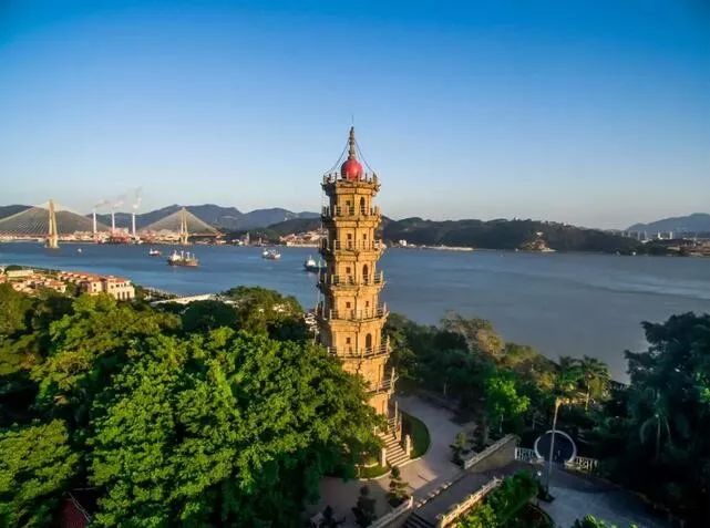 白塔与乌塔相距不远,是福州城市标志性建筑之一,每当夜幕降临,双塔的