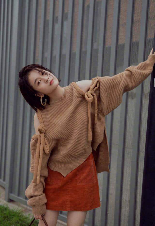 张雪迎写真照:露肩毛衣 短裙秀出好身材,网友:真美
