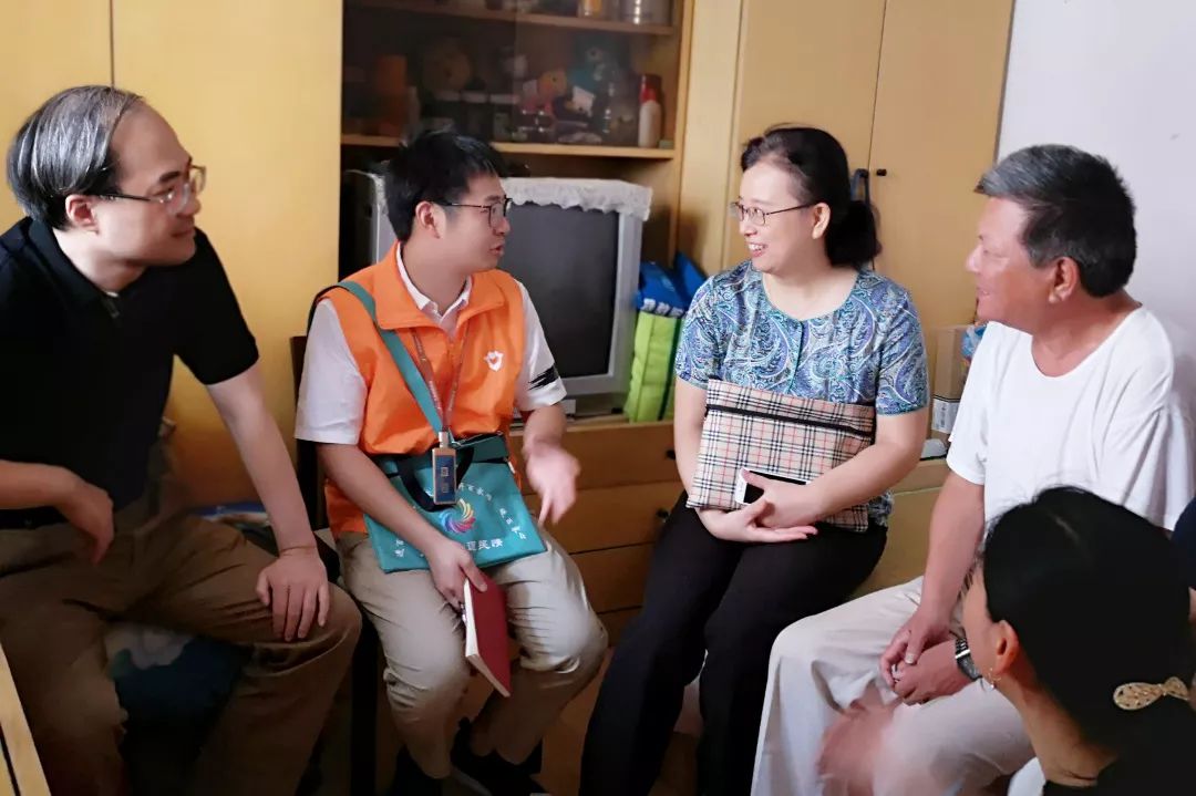 头条区委常委副区长刘燮赴共和新路街道调研居民区走访联系群众制度