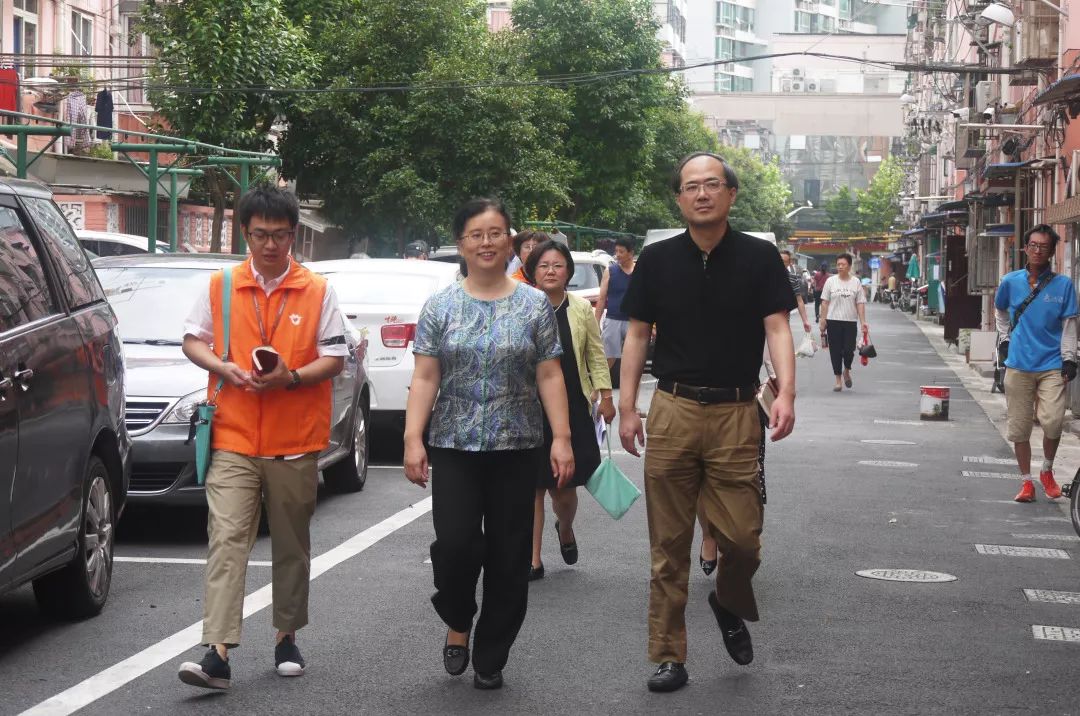 头条区委常委副区长刘燮赴共和新路街道调研居民区走访联系群众制度