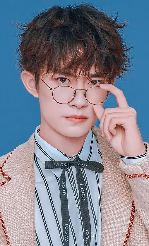 易烊千玺的手有几厘米 6f1f97d28d3a4920b2f5bce1deeb851c.jpeg