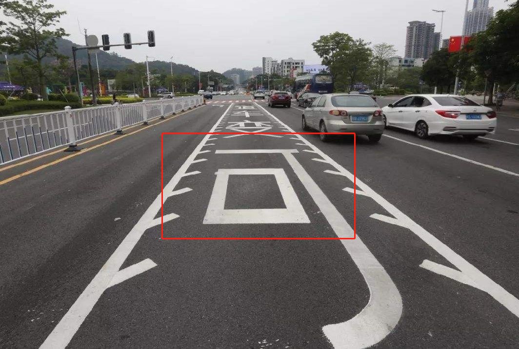 路口减速线由两排虚线加上一个倒三角构成,通常会出现在支路和主路的