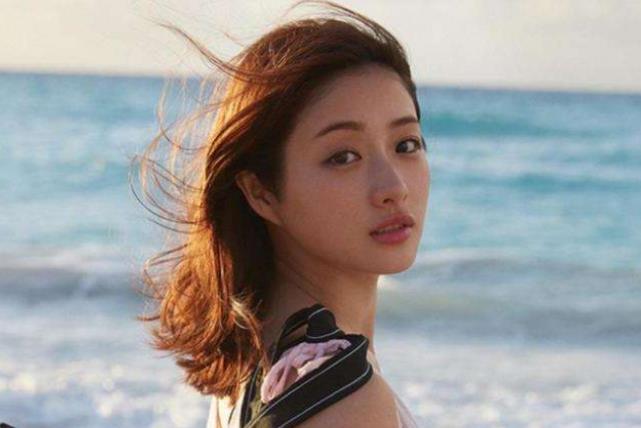 石原里美节目上叉腿坐,坐姿奔放引热议,得知真相后网友都心疼了