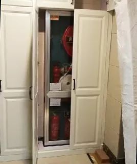 消防栓前放置可移动的柜子需要移开遮挡物才能打开消防栓但可以看见