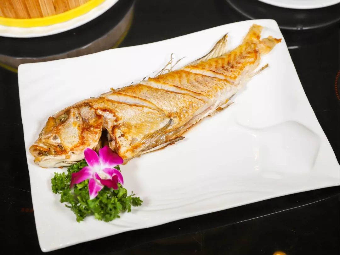 烟黑猪肝,泰式霸王虾,潮汕代表香煎马头鱼,葱香骨拼炸云吞一次满足两