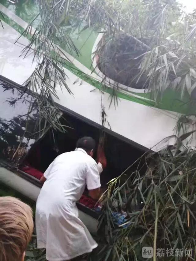 2019年08月19日,中国一旅行团在老挝勃拉邦附近疑因刹车失灵遭遇严重图片