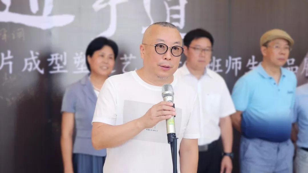 学院张阿芬院长,上海美术学院博士生导师罗小平教授,参展学员代表