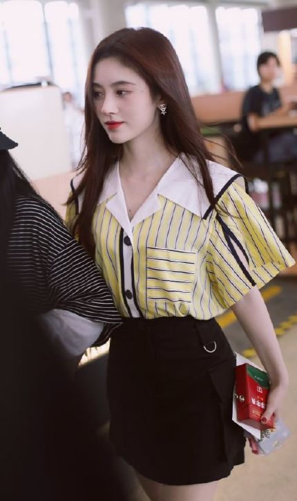 鞠婧祎颜值有多高?镜头都快怼到她脸上了,五官