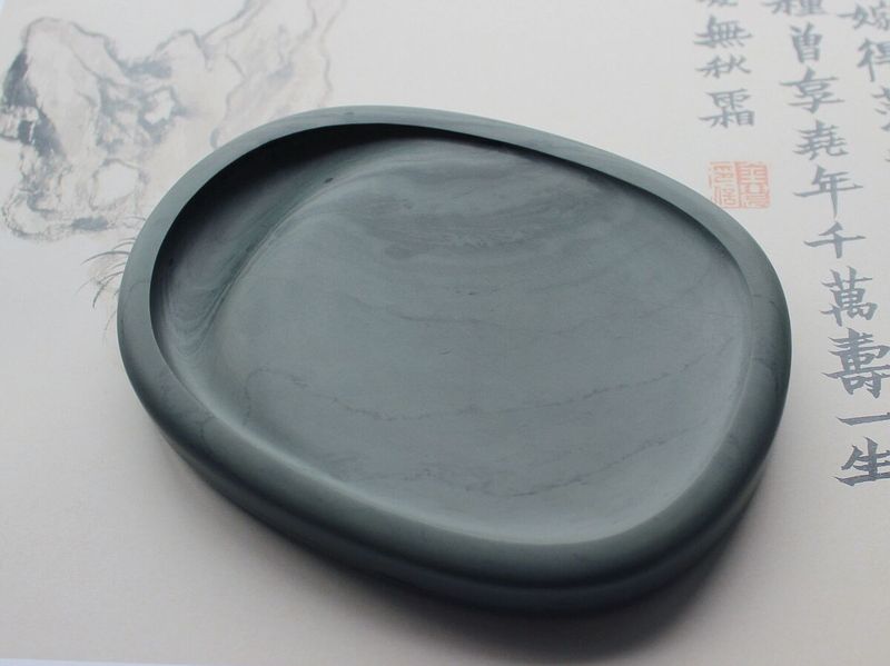 色碧绿,雅丽珍奇,质坚而细,晶莹如玉,扣之无声,呵之可出水珠,_赵成德