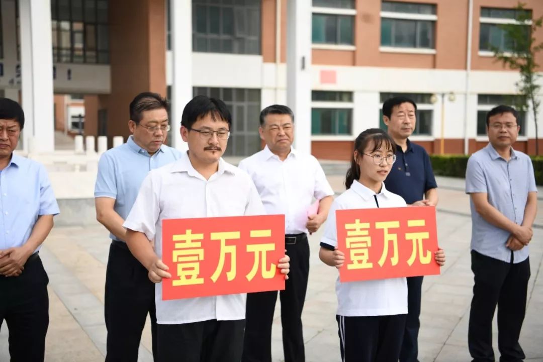 旬邑县人大常委会副主任第五振东宣读了旬邑县委,县政府关于表彰201