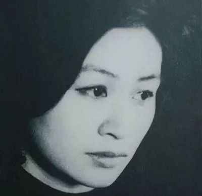 卓一龙是傅聪的第三任妻子,钢琴家,1940年出生在上海,福建厦门人