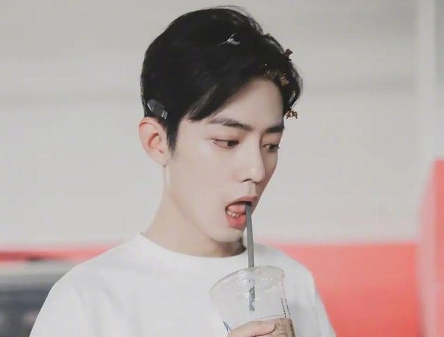 《余生请多指教》路透,肖战头上别满小发卡,