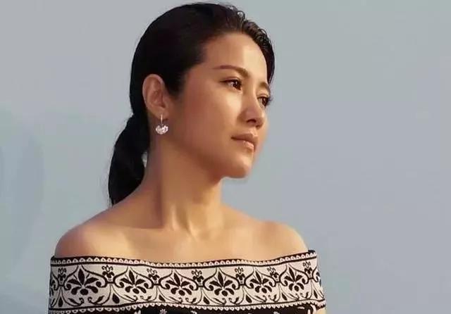 中国最好的女演员:曾一年斩获8个影后,至今47岁未结婚