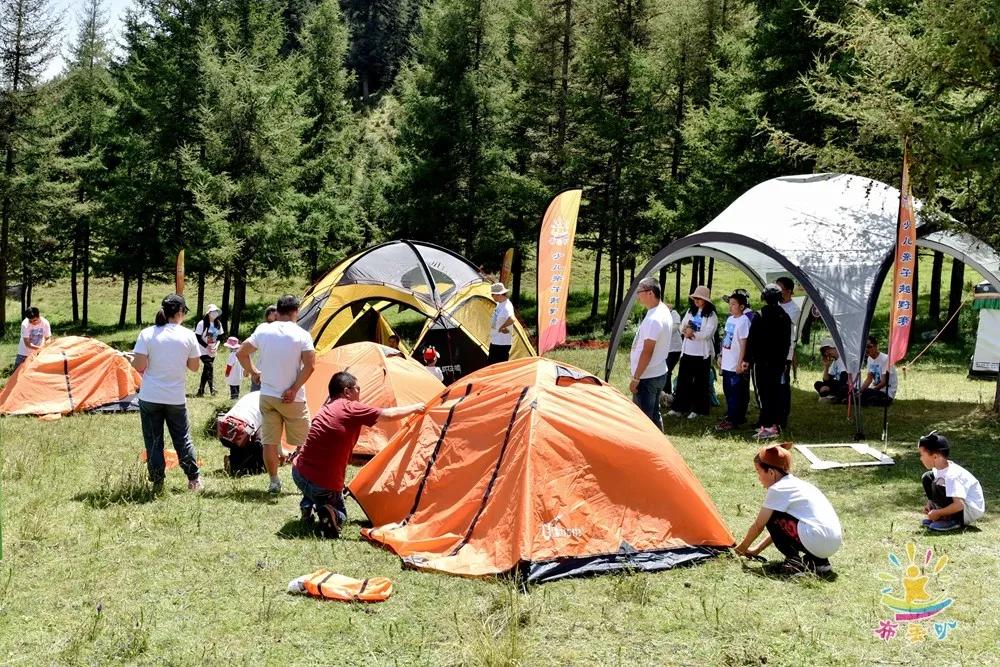 以家庭为组,进行搭帐篷比赛.每个家庭都认真搭建,做出森林中的"小窝".
