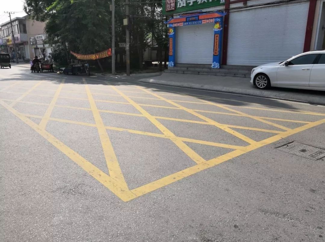 路牙上有黄色实线.这种必须要注意,这是地面禁止停车的标线.