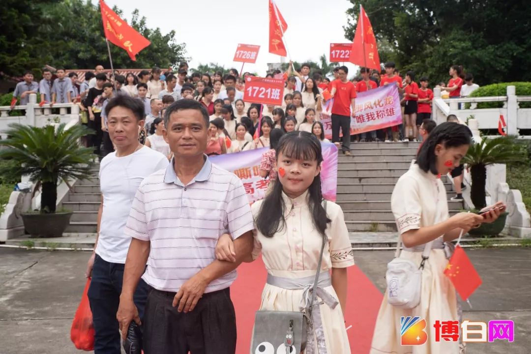 这一天,博白县王力中学沸腾了!