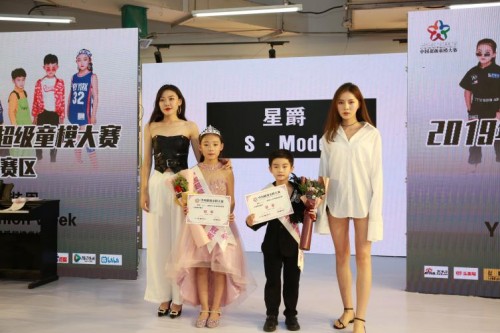 少年组冠军:冯研钰 薛舒予亚军:周艺涵 袁锐铭季军:高天晴 白鑫雨榆林
