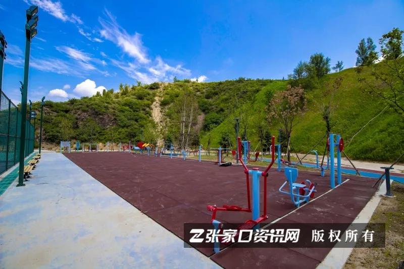 原创实拍张家口100000㎡山顶公园即将建成登山栈道慢跑道足球场