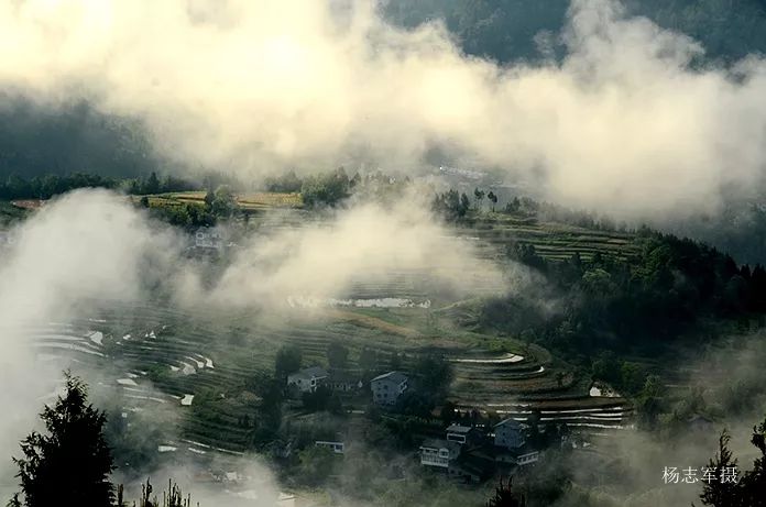 平昌人,看看你老家的小山村,晨雾缭绕美如仙境